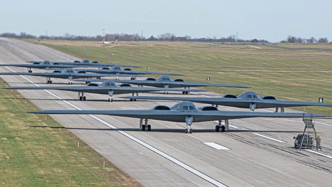 Stunning Display Of 'Stealth Power'! Eight US B-2 Spirit Bombers 