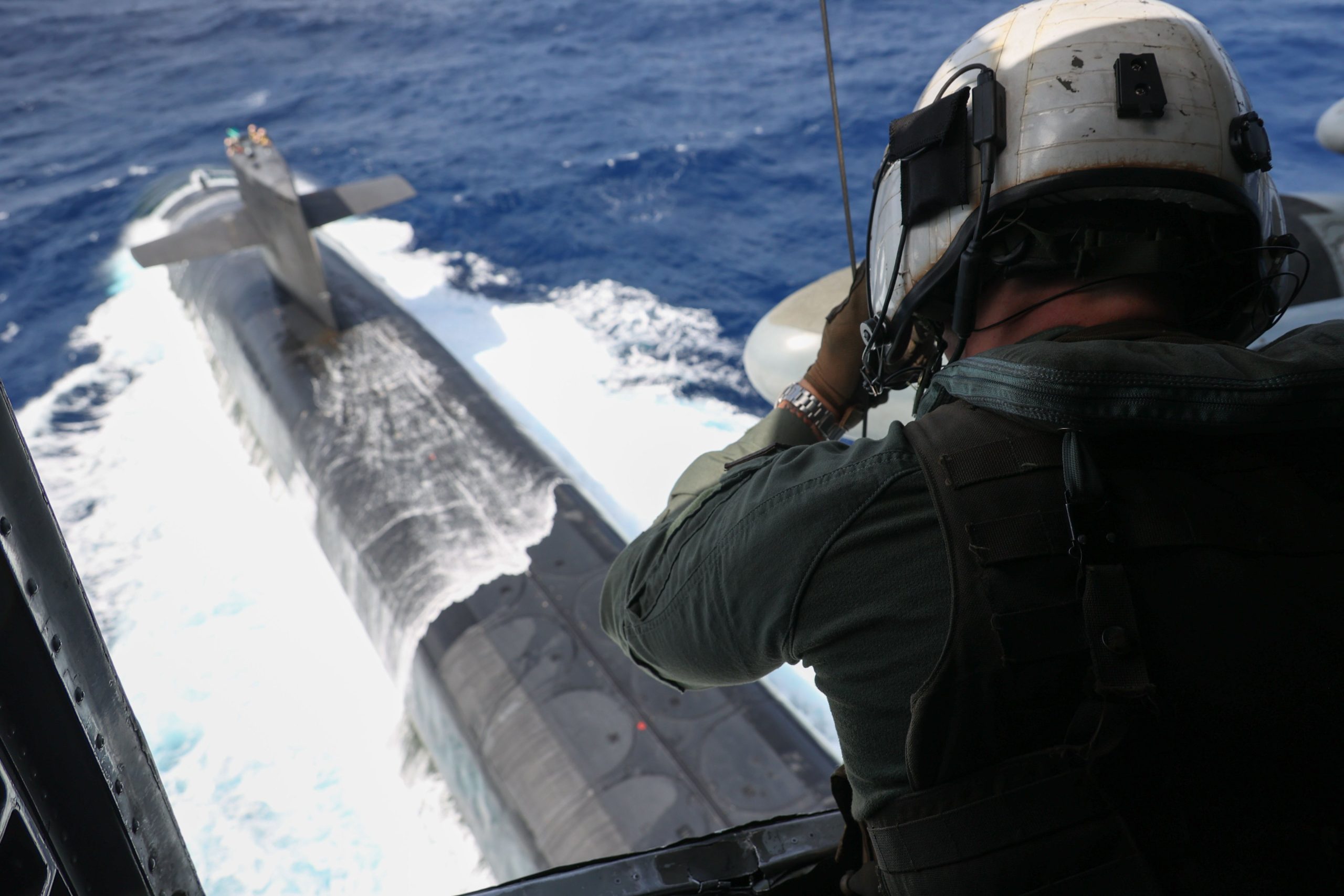 A crewman aboard a US Marine Corps CH-53E Super Stallion observes the USS Ohio ballistic missile nuclear submarine on May 9, 2023. Source: US Marine Corps/Lance Corporal Emily Weiss, 1st Marine Aircraft Wing
