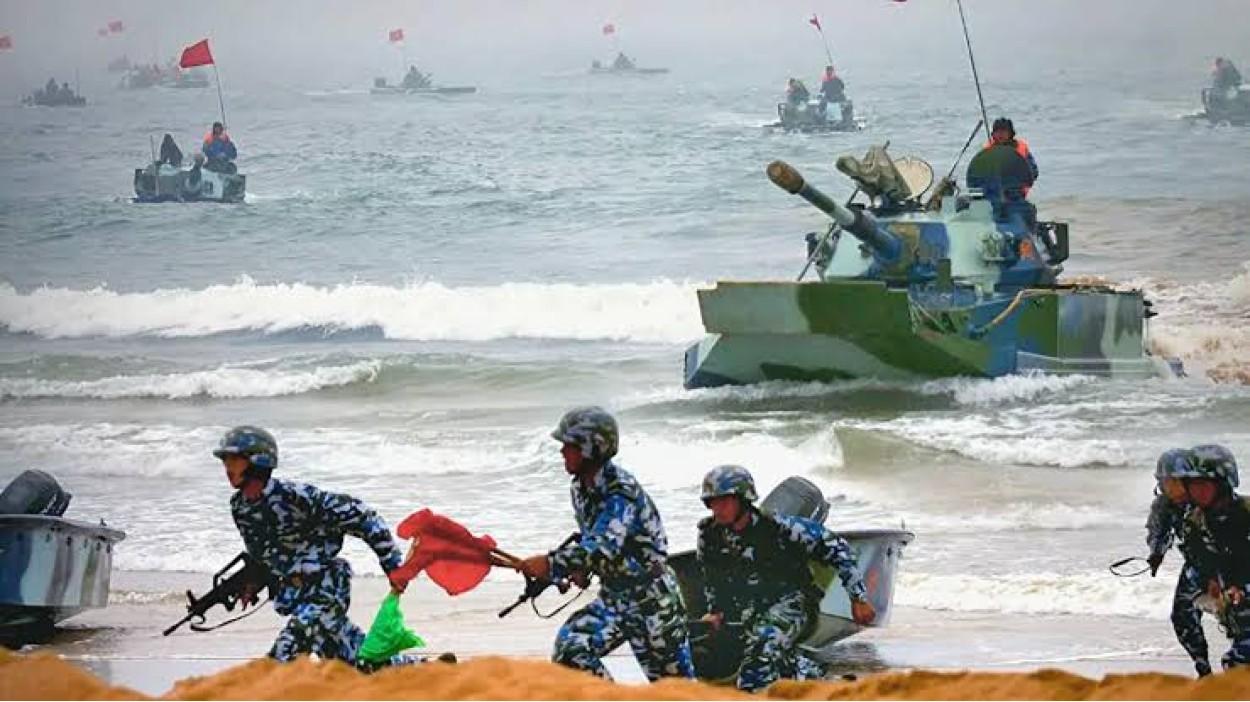 Chinese amphibious tanks and marine troops
