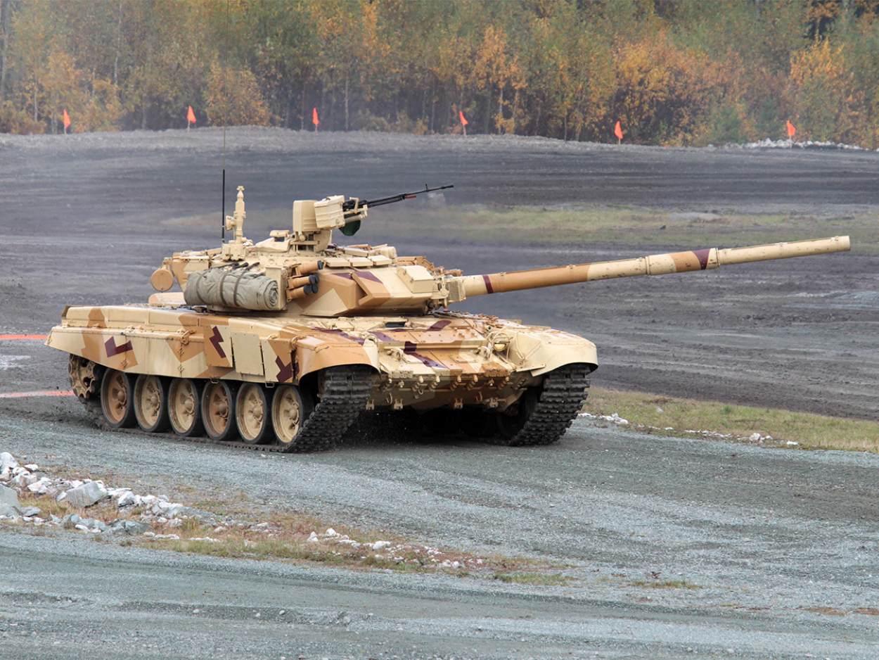 Ukraine ‘Traps & Targets’ Russia’s Cutting-Edge T-90S MBT Using A Drone ...