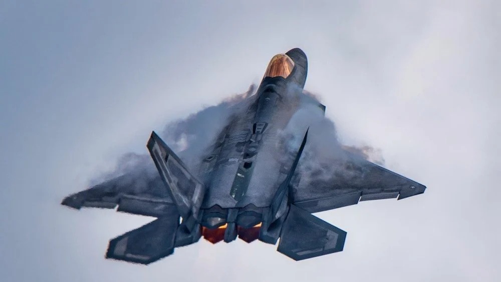 சீனா 'டேர்ஸ்' F-22 ராப்டர்கள் J-20 உடன் USAF தளத்திற்கு அருகில்;  F-22 கள் வெல்ல முடியாதவை என்று வரலாறு காட்டுகிறது